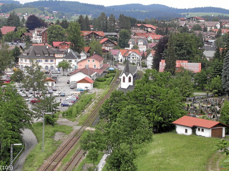 Bahn 105.jpg - Blick auf Oberstaufen mit dem Bahnhofsgebäude in der Bildmitte. Früher gab es ein drittes Gleis am Bahnhof.